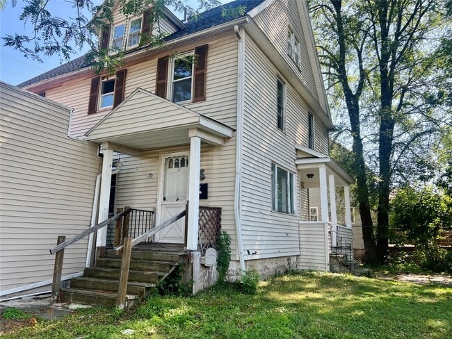 Building Photo - 216 Robinson St