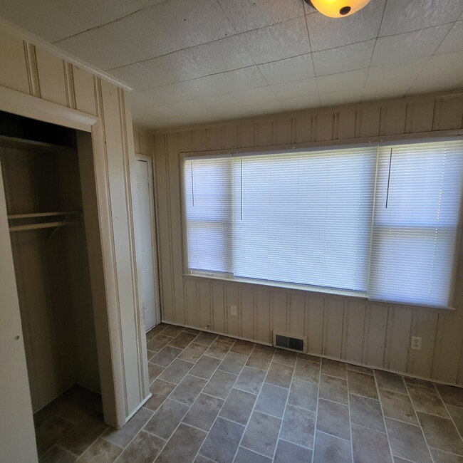 Building Photo - Cozy east side 3 bedroom!