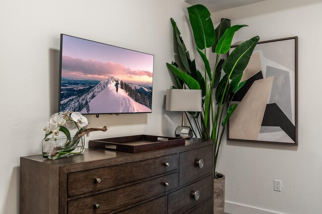 Building Photo - 5 Wildwood Rd W