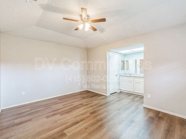 Building Photo - 11823 Bee Ln