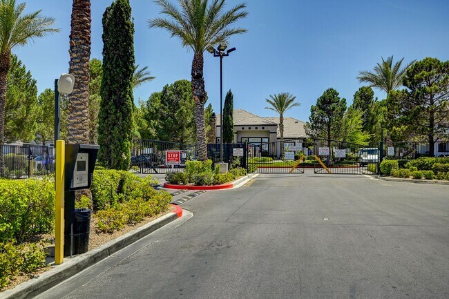 Building Photo - Charming 1 bedroom Condo with full size Ga...