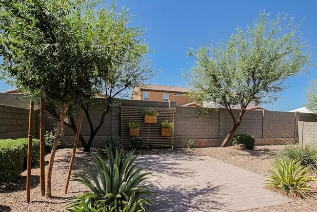 Building Photo - 2432 W Jessica Ln