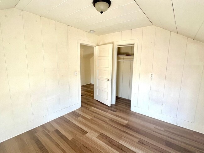 Building Photo - Portsmouth Neighborhood 3 story Home with Laminate H/W Floors, Fenced Backyard