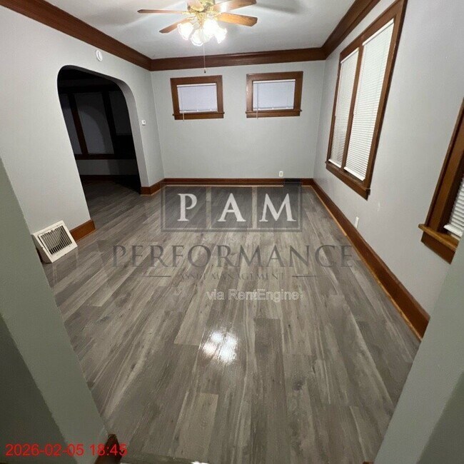 Building Photo - 1909 Thurston Ave