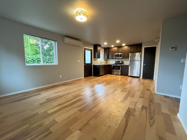 Building Photo - Charming SE Bungalow 3 Bed 2 Bathroom with Washer & Dryer