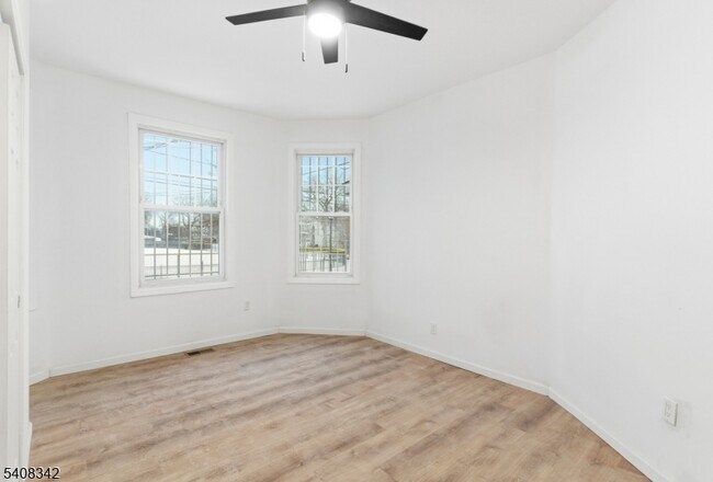 Building Photo - 528 S 13th St