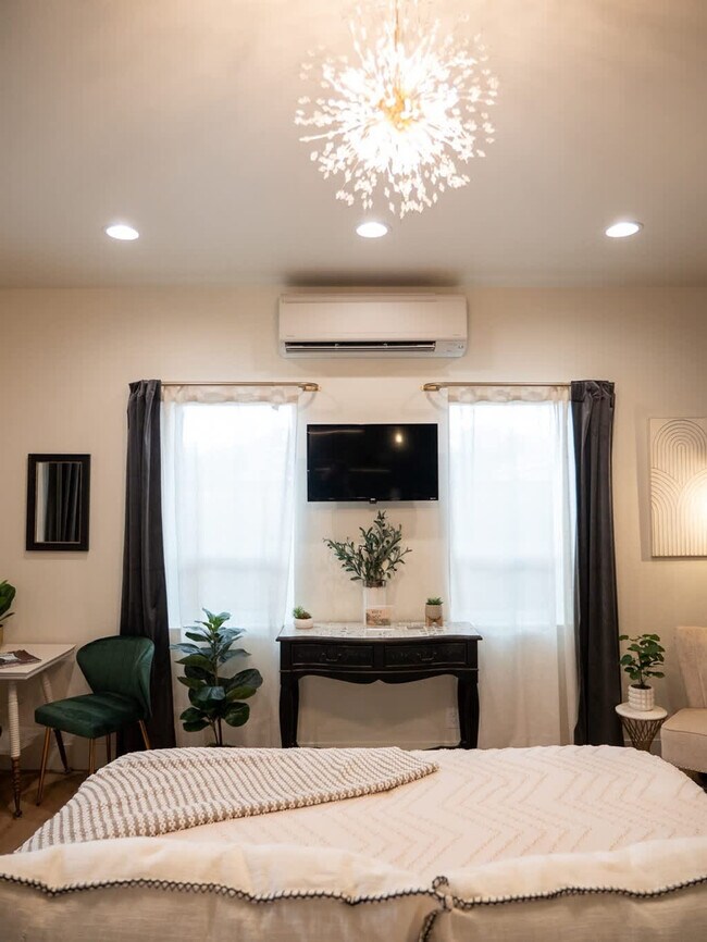 Building Photo - 3413 W Sunset Ave