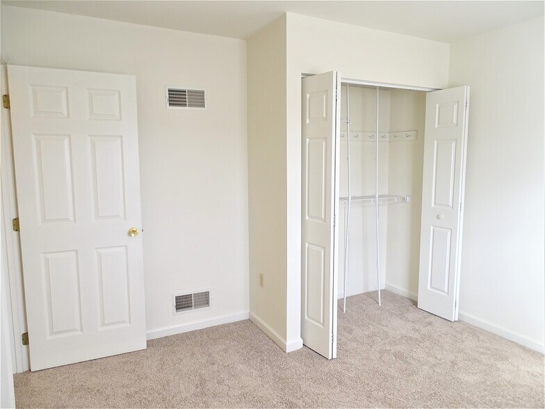 Building Photo - 1 Foxfield Ln