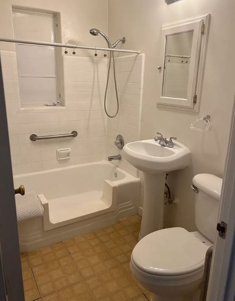 Building Photo - 2718 E 18th St