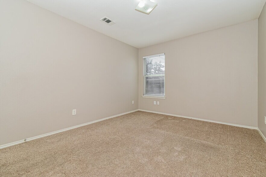 Building Photo - 3884 Pinebluff Ln