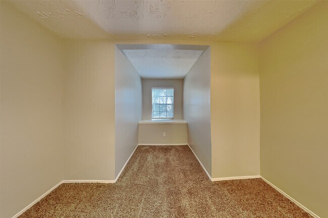 Building Photo - 2010 Creekshire Dr