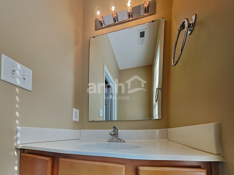 Building Photo - 5940 W Nautica Blvd