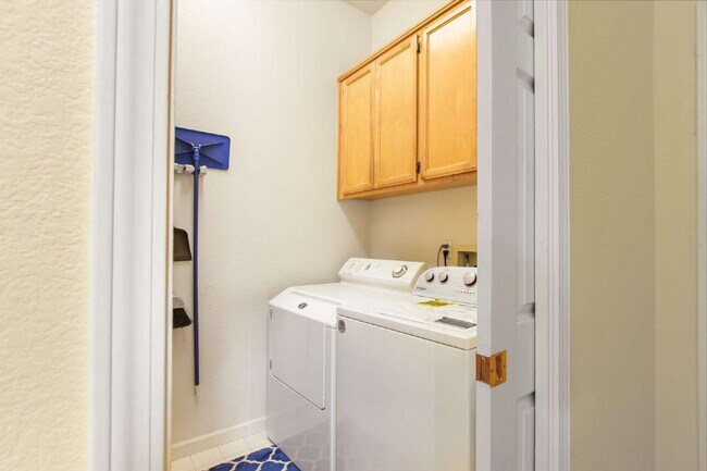 Building Photo - Short term room for rent