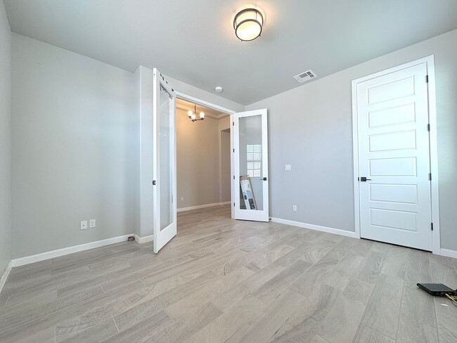Building Photo - East El Paso 4 bed Refrig A/C!