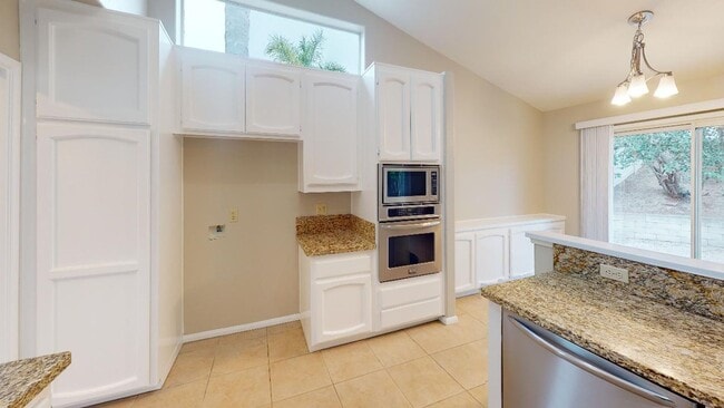 Building Photo - Spacious 4BR/2.5BA Single Level Home in Oc...