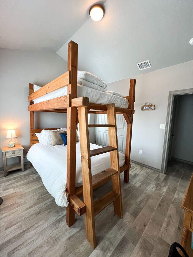 Building Photo - 4037 Summit Dr