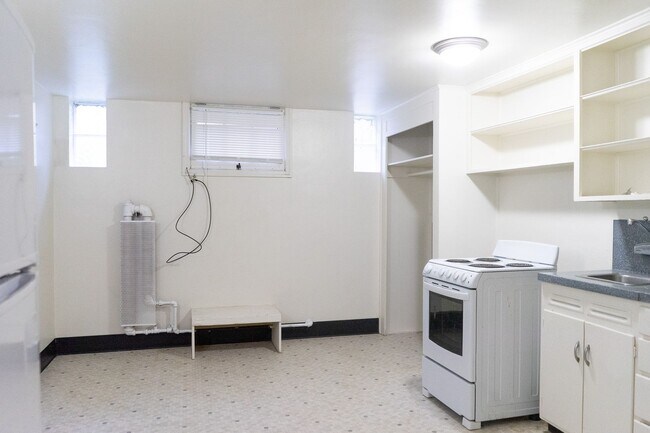 Building Photo - Cozy Studio, Available Now, Great location to Downtown!!