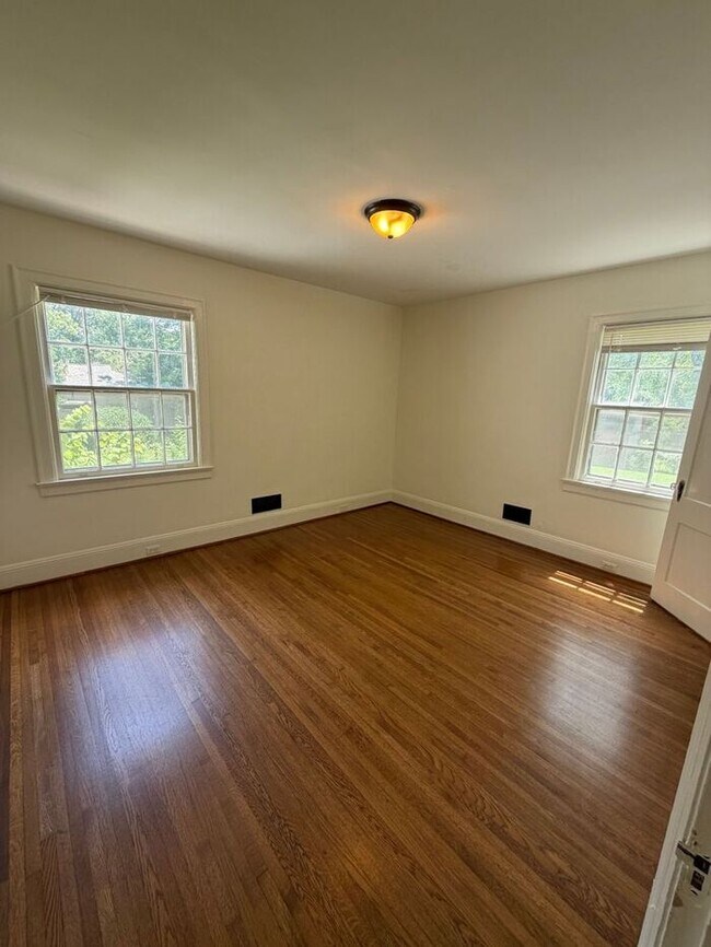 Building Photo - T.R. Lawing Realty Property