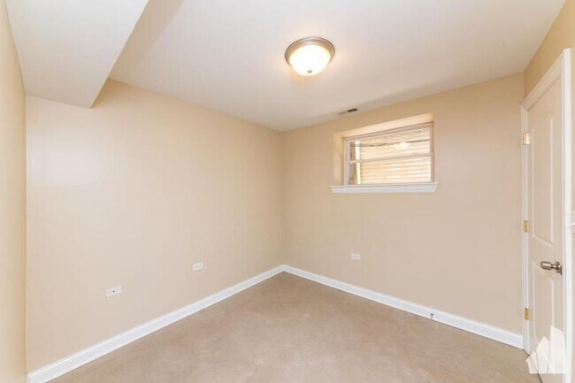 Building Photo - 2 bedroom in Chicago IL 60657