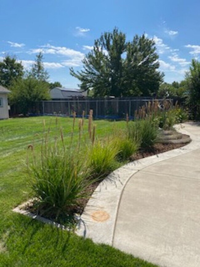 Building Photo - NW Redmond on a huge lot!