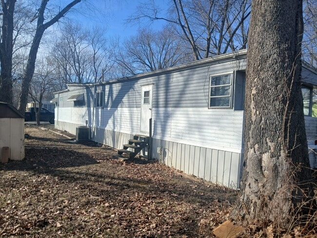 Building Photo - 11 Camelot Dr