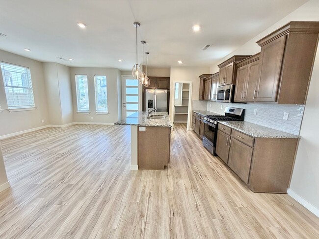 Building Photo - Beautiful 3 Bedroom Home In Desert Color!