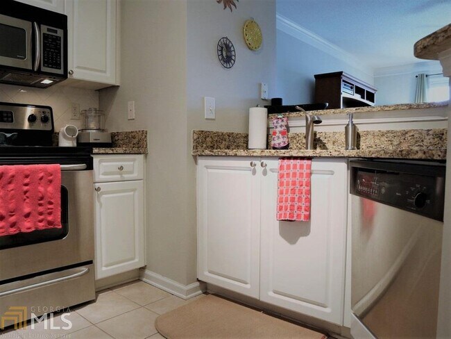 Building Photo - 10 Perimeter Summit Blvd