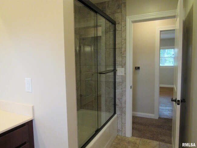 Building Photo - 233 Manor Dr