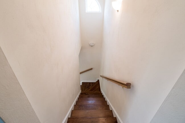 Building Photo - Immaculate 3 bedroom 2 bath bungalow at Oc...