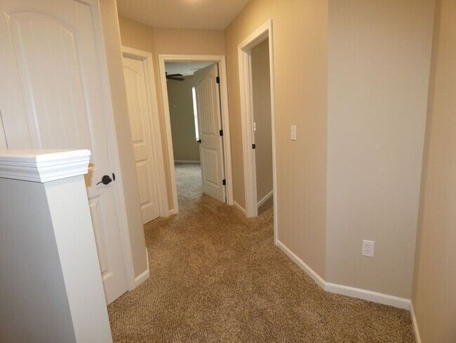 Building Photo - Beautiful Town Home!