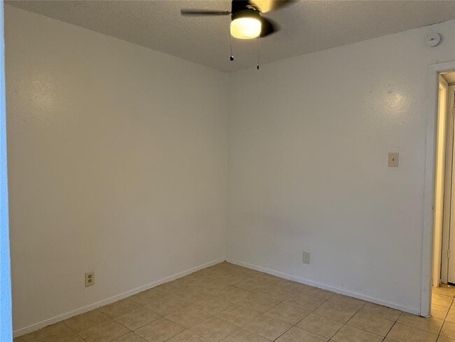 Building Photo - 5506 Rose Hill Cir