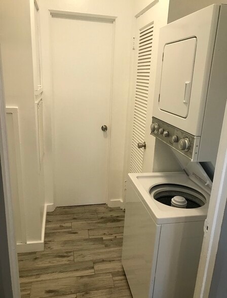 Building Photo - 125 NE 30th Ct