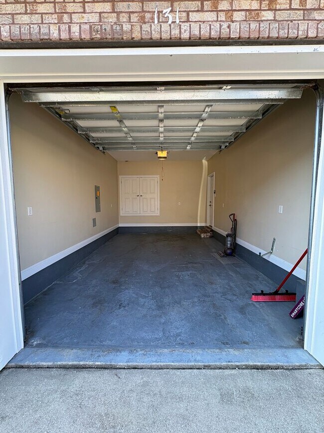 Building Photo - 131 Big Oaks Ln