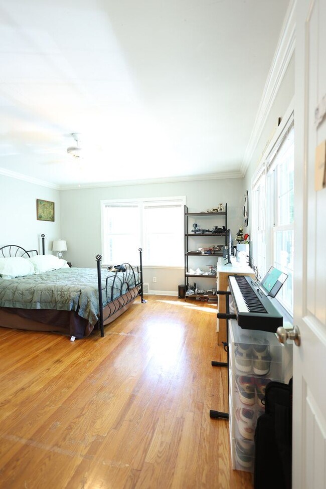 Building Photo - Beautifully Updated 4 bed house w/ fully f...