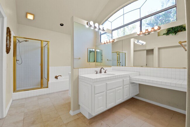 Building Photo - Stunning 3 Bed | 2.5 Bath Home with Office...
