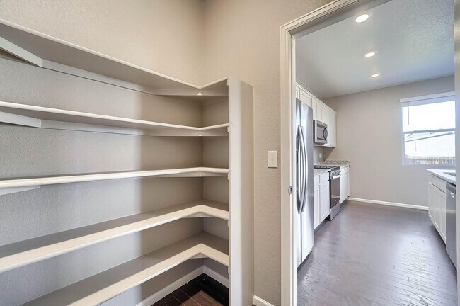 Building Photo - Gorgeous 4 bed, 3 bath, loft and an office!