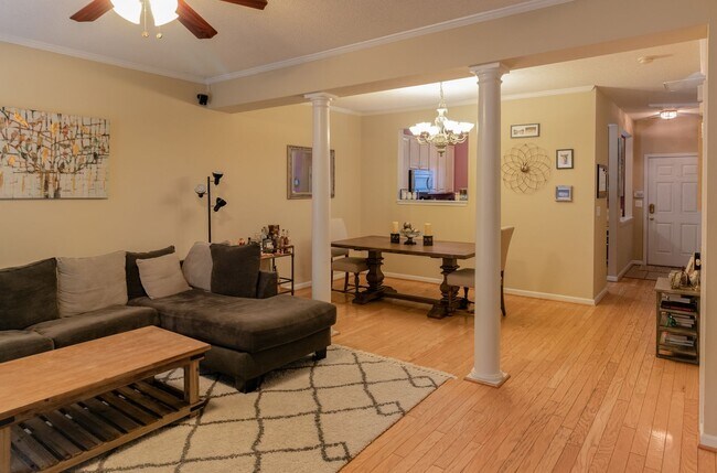 Building Photo - Spacious, well-kept 3 bedroom N Raleigh townhome with fenced back area!