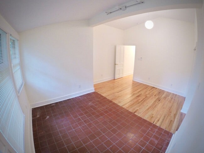 Building Photo - 5444 Claybourne St