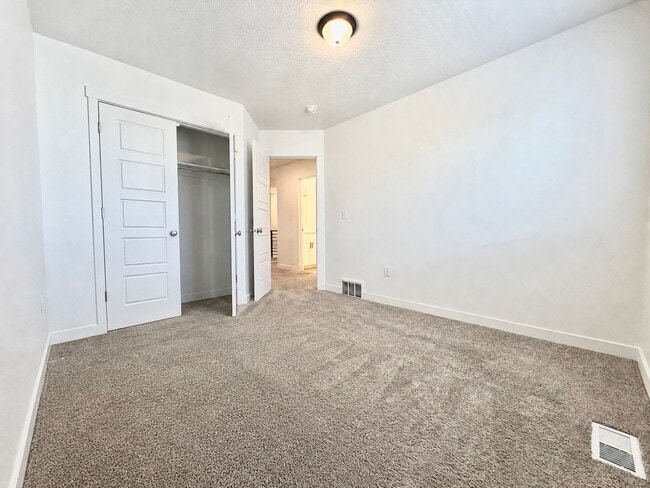 Building Photo - 3 Bed + 2.5 Bath Townhome w/ Garage, Storage & Dogs Allowed Near Jordan Landing