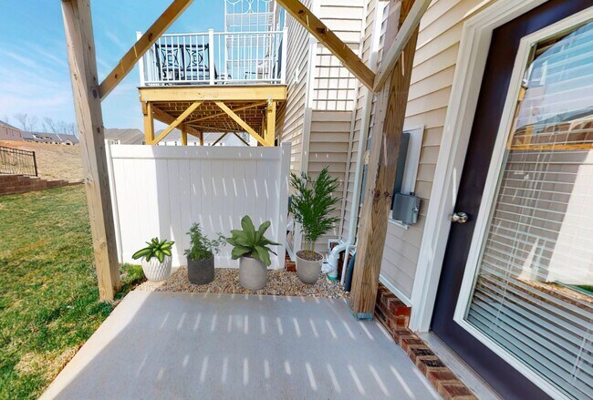 Building Photo - Willet | 4 Bed 3.5 Bath | Garage | 2287 sf | $3120 - $3432 | 8, 9, 13, 14, and 15 month lease terms
