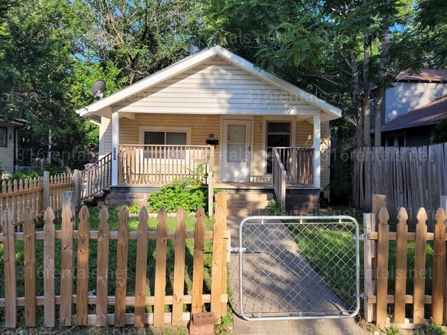 Building Photo - $950 - 2 bedroom/ 2 bathroom - Single Family Home