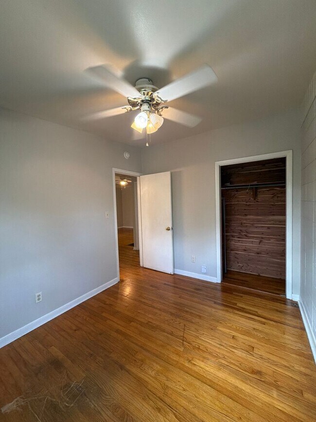 Building Photo - 717 Edgewood St