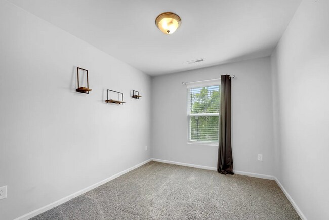 Building Photo - 3-Bedroom Townhome in Highland Creek – Ava...