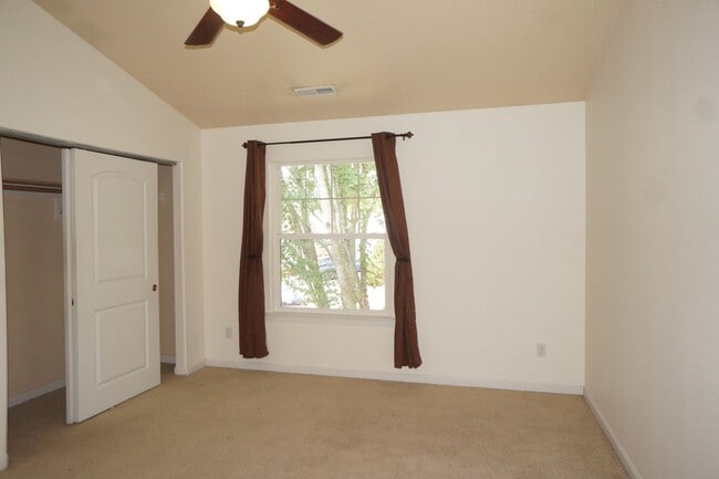 Building Photo - 3822 SE Schiller St