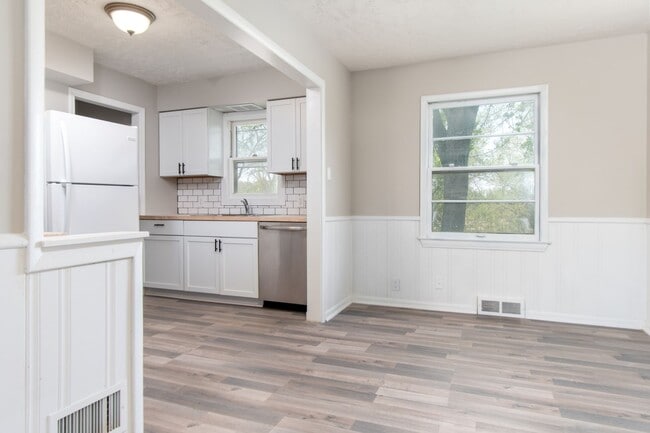 Building Photo - Spacious and Updated 4-Bedroom Home Near Field Club!