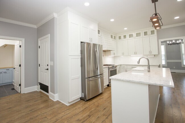 Building Photo - "Spacious and Inviting 2620 sq. ft. Home i...
