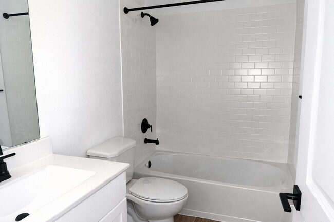 Building Photo - 8438 Bay Rdg Cir