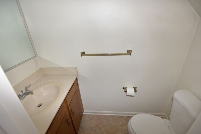 Building Photo - Updated 2 Bedroom Townhome in Salem Lakes