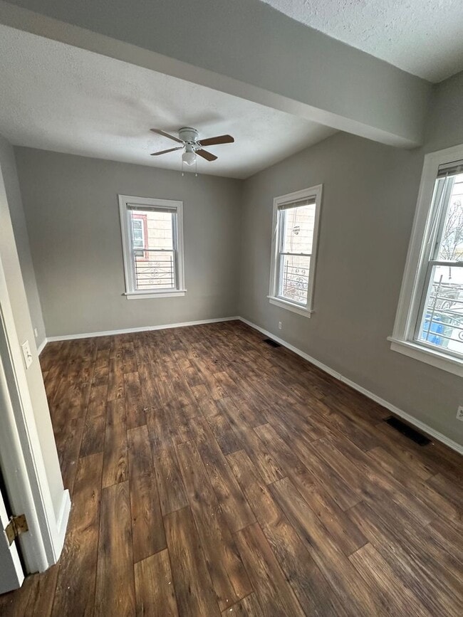 Building Photo - 684 W Broad St