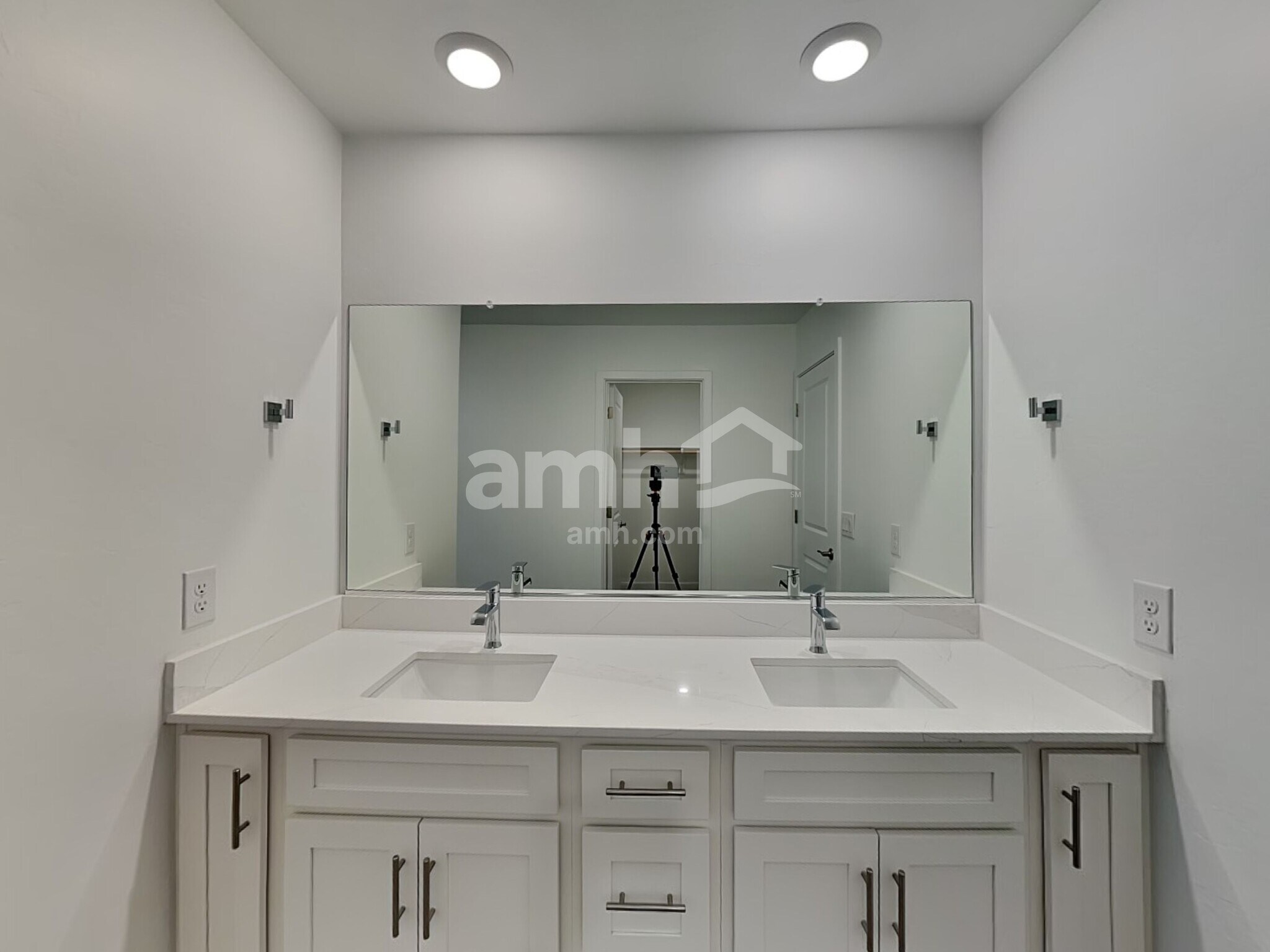 Building Photo - 6179 W Calle Lingo